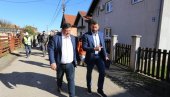 NA VODOVOD PRIKLJUČUJU 1.800 KUĆA: Aleksandar Šapić obišao naselje Šangaj u Batajnici NA VODOVOD PRIKLJUČUJU 1.800 KUĆA: Aleksandar Šapić obišao naselje Šangaj u Batajnici