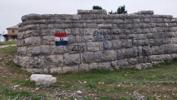 УСТАШКИ ГРАФИТИ НА ЦРКВЕНОЈ ОГРАДИ: Епархија далматинска упозорава на некажњено скрнављење светиња УСТАШКИ ГРАФИТИ НА ЦРКВЕНОЈ ОГРАДИ: Епархија далматинска упозорава на некажњено скрнављење светиња
