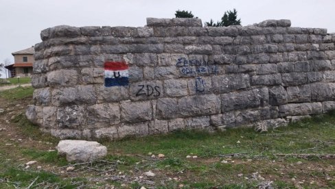 USTAŠKI GRAFITI NA CRKVENOJ OGRADI: Eparhija dalmatinska upozorava na nekažnjeno skrnavljenje svetinja USTAŠKI GRAFITI NA CRKVENOJ OGRADI: Eparhija dalmatinska upozorava na nekažnjeno skrnavljenje svetinja