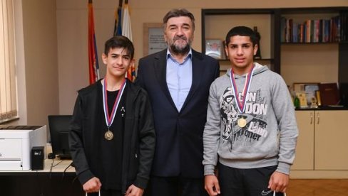 MLADIM BOKSERIMA POKLONI: Dvojica osvajača zlatnih medalja dobili od Palilule tablet računare MLADIM BOKSERIMA POKLONI: Dvojica osvajača zlatnih medalja dobili od Palilule tablet računare