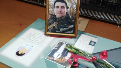 НАЈТУЖНИЈА СЛИКА ИЗ ГИМНАЗИЈЕ У ЛУГАНСКУ: Клупа хероја у знак сећања на Александра Викторовича Валујског (ФОТО) НАЈТУЖНИЈА СЛИКА ИЗ ГИМНАЗИЈЕ У ЛУГАНСКУ: Клупа хероја у знак сећања на Александра Викторовича Валујског (ФОТО)