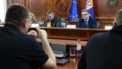 MINISTAR JOVANOVIĆ SA RADNICIMA POŠTE KOJI SU U OBUSTAVI RADA: Održan sastanak u Novom Sadu, ovo je dogovoreno MINISTAR JOVANOVIĆ SA RADNICIMA POŠTE KOJI SU U OBUSTAVI RADA: Održan sastanak u Novom Sadu, ovo je dogovoreno