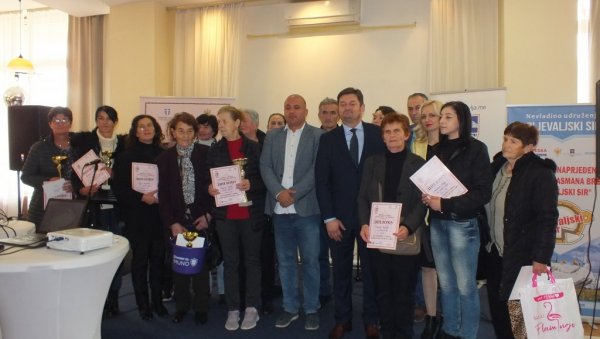 ДАНИ ПЉЕВАЉСКОГ СИРА: Прва награда за Радинку Бајић (ФОТО ) ДАНИ ПЉЕВАЉСКОГ СИРА: Прва награда за Радинку Бајић (ФОТО )