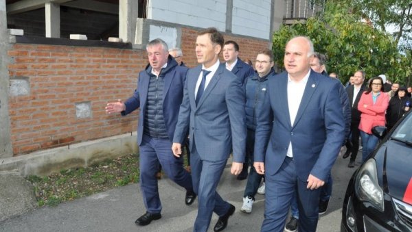 МРЕЖА ДО ИДУЋЕ СЕЗОНЕ: Министар Синиша Мали обишао радове на изградњи гасоводне мреже на Звездари МРЕЖА ДО ИДУЋЕ СЕЗОНЕ: Министар Синиша Мали обишао радове на изградњи гасоводне мреже на Звездари