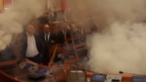 ZABARIKADIRALI STE STOLICAMA, PA BACILI DIMNE BOMBE: Opozicija divljala po parlamentu (VIDEO) ZABARIKADIRALI STE STOLICAMA, PA BACILI DIMNE BOMBE: Opozicija divljala po parlamentu (VIDEO)