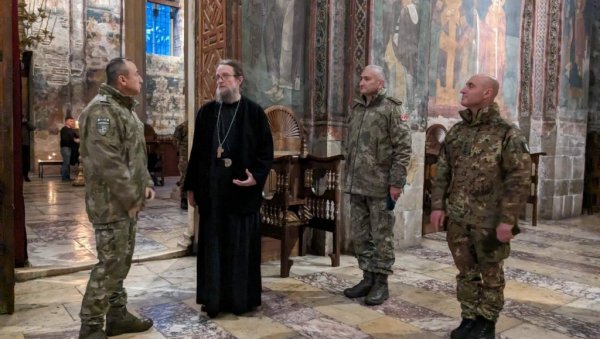 УПОЗНАТ СА ЈЕДНИМ ОД НАЈВАЖНИЈИХ МЕСТА СВЕТСКЕ БАШТИНЕ НА БАЛКАНУ: Командант Кфора Озкан Улуташ посетио манастир Високи Дечани (ФОТО) УПОЗНАТ СА ЈЕДНИМ ОД НАЈВАЖНИЈИХ МЕСТА СВЕТСКЕ БАШТИНЕ НА БАЛКАНУ: Командант Кфора Озкан Улуташ посетио манастир Високи Дечани (ФОТО)