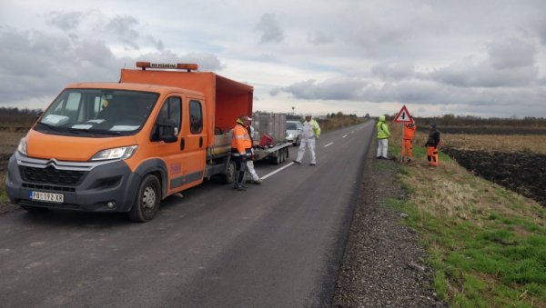 ОПРЕЗ ЗА ВОЗАЧЕ У ПЛАНДИШТУ: Поставља се сигнализација на новоизграђеном путу до Јерменоваца