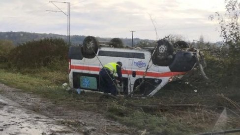 VOZILO HITNE POMOĆI SLETELO S PUTA I PREVRNULO SE NA KROV: Saobraćajna nesreća na putu Valjevo - Lajkovac (FOTO)