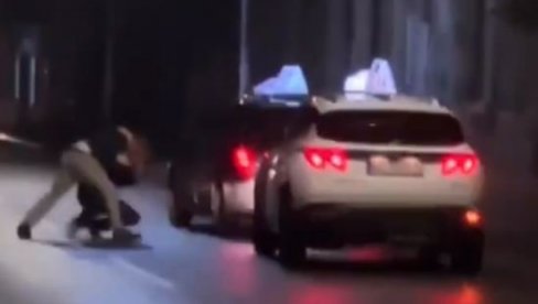 BURNA NOĆ U NOVOM SADU: Takstisti se pesničili na sred ulice, razlog mušterija ili nešto drugo? (VIDEO) BURNA NOĆ U NOVOM SADU: Takstisti se pesničili na sred ulice, razlog mušterija ili nešto drugo? (VIDEO)