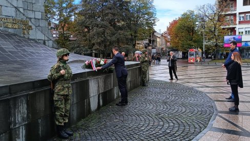 U ČAST SRPSKIM JUNACIMA: I u Kraljevu obeležen Dan primirja u Prvom svetskom ratu (FOTO) U ČAST SRPSKIM JUNACIMA: I u Kraljevu obeležen Dan primirja u Prvom svetskom ratu (FOTO)