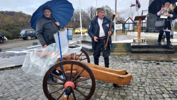 ПУЦАЛИ И ИЗ ТОПА: Дан примирја обележен и у куршумлијсксом селу Игриште крај првог споменика Гвозденом пуку ПУЦАЛИ И ИЗ ТОПА: Дан примирја обележен и у куршумлијсксом селу Игриште крај првог споменика Гвозденом пуку