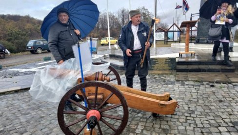 PUCALI I IZ TOPA: Dan primirja obeležen i u kuršumlijsksom selu Igrište kraj prvog spomenika Gvozdenom puku PUCALI I IZ TOPA: Dan primirja obeležen i u kuršumlijsksom selu Igrište kraj prvog spomenika Gvozdenom puku