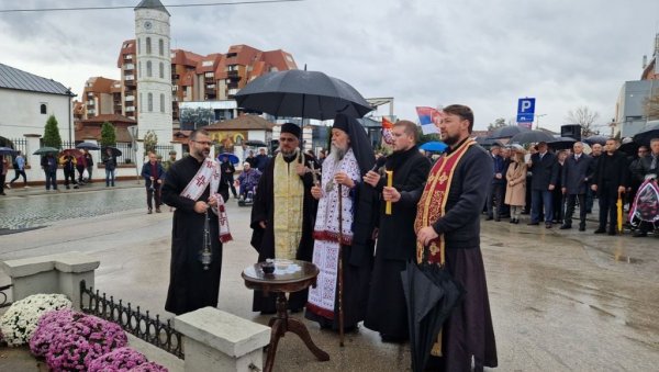 ДАН ПРИМИРЈА У ВРАЊУ:Венци и цвеће крај Споменика жртвама бугарског окупатора ДАН ПРИМИРЈА У ВРАЊУ:Венци и цвеће крај Споменика жртвама бугарског окупатора