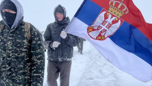 KAJMAKČALAN POD SNEGOM, VIJORI SE TROBOJKA: Poslanik SNS Dušan Marić danas položio venac za heroje slavne bitke u Prvom svetskom ratu KAJMAKČALAN POD SNEGOM, VIJORI SE TROBOJKA: Poslanik SNS Dušan Marić danas položio venac za heroje slavne bitke u Prvom svetskom ratu
