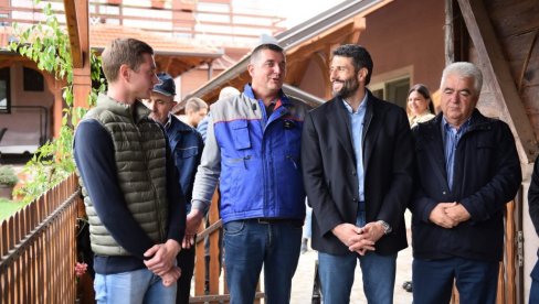 ŠAPIĆ NA SEOSKOM IMANJU PORODICE PAUNIĆ: Nema budućnosti bez čuvanja tradicije i porodice i negovanja vrednosti koje su nas vekovima štitile ŠAPIĆ NA SEOSKOM IMANJU PORODICE PAUNIĆ: Nema budućnosti bez čuvanja tradicije i porodice i negovanja vrednosti koje su nas vekovima štitile
