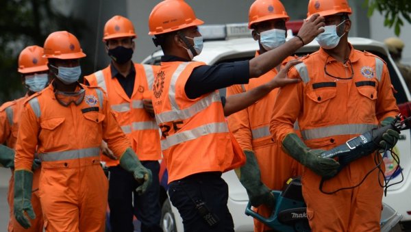 НАЈМАЊЕ 36 РАДНИКА ЗАРОБЉЕНО НАКОН УРУШАВАЊА ТУНЕЛА У ИНДИЈИ: Отпочела велика акција спасавања, трајаће два до три дана НАЈМАЊЕ 36 РАДНИКА ЗАРОБЉЕНО НАКОН УРУШАВАЊА ТУНЕЛА У ИНДИЈИ: Отпочела велика акција спасавања, трајаће два до три дана