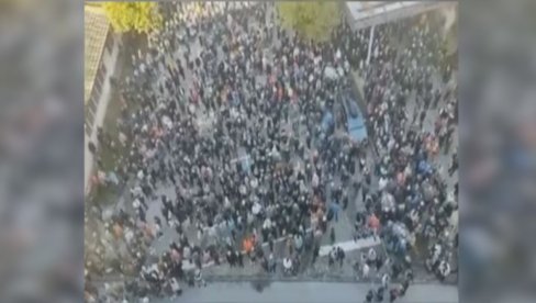 НЕВЕРОВАТНЕ СЛИКЕ: 3000 људи остало испред хале у Смедереву (ВИДЕО) НЕВЕРОВАТНЕ СЛИКЕ: 3000 људи остало испред хале у Смедереву (ВИДЕО)