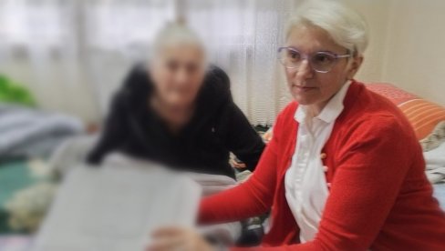 PANIK TASTER JOJ SPASAO ŽIVOT: Trsteničanka pritisnula uređaj umrežen sa gerontodomaćicom, a ona pozvala Hitnu pomoć (FOTO) PANIK TASTER JOJ SPASAO ŽIVOT: Trsteničanka pritisnula uređaj umrežen sa gerontodomaćicom, a ona pozvala Hitnu pomoć (FOTO)