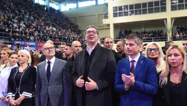 ДО ПОБЕДЕ, СРБИЈА НЕ СМЕ ДА СТАНЕ: Снажне поруке са скупа СНС у Смедереву (ВИДЕО) ДО ПОБЕДЕ, СРБИЈА НЕ СМЕ ДА СТАНЕ: Снажне поруке са скупа СНС у Смедереву (ВИДЕО)