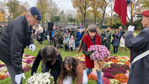 POČAST SOLUNCIMA U PARIZU: Poklon senima junaka na Srpskom vojničkom groblju u Tijeu (FOTO/VIDEO) POČAST SOLUNCIMA U PARIZU: Poklon senima junaka na Srpskom vojničkom groblju u Tijeu (FOTO/VIDEO)