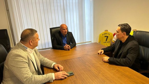 ДЕЛЕГАЦИЈА ФУДБАЛСКОГ САВЕЗА СРБИЈЕ ПОСЕТИЛА ФС КОСОВА И МЕТОХИЈЕ: Користан сусрет, а притом и орлови сазнали лепу вест ДЕЛЕГАЦИЈА ФУДБАЛСКОГ САВЕЗА СРБИЈЕ ПОСЕТИЛА ФС КОСОВА И МЕТОХИЈЕ: Користан сусрет, а притом и орлови сазнали лепу вест