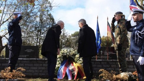 UKLONILI SPOMEN-PLOČU SRPSKIM HEROJIMA: Novi skandal u Prištini, na pravoslavnom groblju postavili obeležje francuskim vojnicima (FOTO) UKLONILI SPOMEN-PLOČU SRPSKIM HEROJIMA: Novi skandal u Prištini, na pravoslavnom groblju postavili obeležje francuskim vojnicima (FOTO)