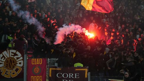 OVO JE DRŽAO U RUCI! Prvotimac Rome se neprimereno radovao golu i pobedi protiv Lacija (VIDEO) OVO JE DRŽAO U RUCI! Prvotimac Rome se neprimereno radovao golu i pobedi protiv Lacija (VIDEO)