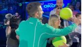 НОЛЕ, МОЖЕ ЛИ НА ГРУДИ? Ђоковић делио аутограме на необична места (ВИДЕО) НОЛЕ, МОЖЕ ЛИ НА ГРУДИ? Ђоковић делио аутограме на необична места (ВИДЕО)