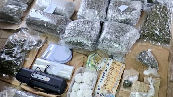 У СТАНУ 15 КИЛОГРАМА МАРИХУАНЕ И 500 ГРАМА КОКАИНА: Новосађанину осумњиченом за трговину дрогом притвор до 30 дана У СТАНУ 15 КИЛОГРАМА МАРИХУАНЕ И 500 ГРАМА КОКАИНА: Новосађанину осумњиченом за трговину дрогом притвор до 30 дана