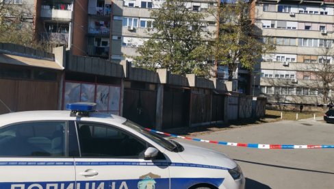 PRVI SNIMCI SA MESTA ZLOČINA U KRUŠEVCU: Poznat identitet muškarca koji se ubio nakon što je ranio ljubavnicu i ubio ženu (VIDEO) PRVI SNIMCI SA MESTA ZLOČINA U KRUŠEVCU: Poznat identitet muškarca koji se ubio nakon što je ranio ljubavnicu i ubio ženu (VIDEO)