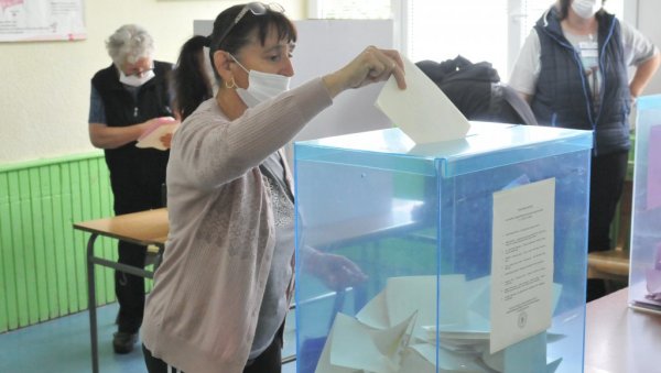 ПРЕДАТО СЕДАМ ЛИСТА: Захухтавају се (пред)изборне радње у Краљеву ПРЕДАТО СЕДАМ ЛИСТА: Захухтавају се (пред)изборне радње у Краљеву