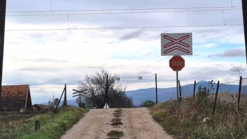 RADOVI NA PRUŽNOM PRELAZU U PARAĆINU: Za sutra najavljena zabrana saobraćaja RADOVI NA PRUŽNOM PRELAZU U PARAĆINU: Za sutra najavljena zabrana saobraćaja