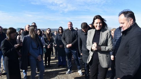 VUJOVIĆEVA OBIŠLA OČIŠĆENU DIVLJU DEPONIJU U LOZOVIKU: Ministarka zajedno sa građanima zasejala travu VUJOVIĆEVA OBIŠLA OČIŠĆENU DIVLJU DEPONIJU U LOZOVIKU: Ministarka zajedno sa građanima zasejala travu
