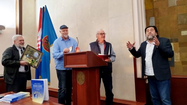 РАДОВАНУ ВЛАХОВИЋУ НАГРАДА У ХРВАТСКОЈ: Признање директору „Банатског културног центра“ РАДОВАНУ ВЛАХОВИЋУ НАГРАДА У ХРВАТСКОЈ: Признање директору „Банатског културног центра“