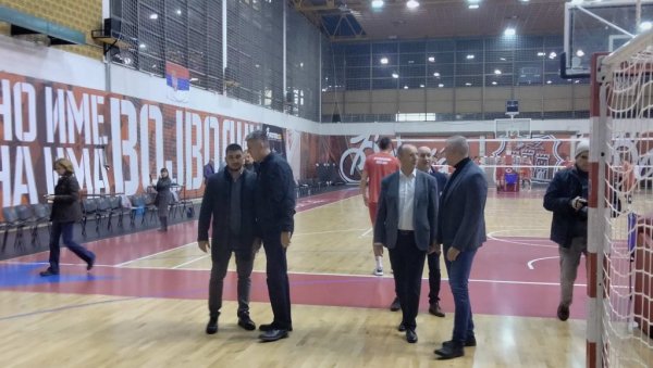 НОВИ ПАРКЕТ У МАЛОЈ ДВОРАНИ „СПЕНСА“: Покрајина финансира део пројеката обнове спортске инфраструктуре у Новом Саду НОВИ ПАРКЕТ У МАЛОЈ ДВОРАНИ „СПЕНСА“: Покрајина финансира део пројеката обнове спортске инфраструктуре у Новом Саду