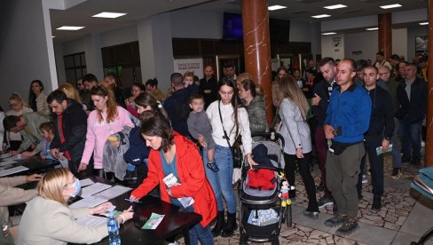 ПОКЛОНИ ЗА НАЈМЛАЂЕ ПАЛИЛУЛЦЕ: Општина поделила 400 ауто-седишта за децу од шест месеци до три године ПОКЛОНИ ЗА НАЈМЛАЂЕ ПАЛИЛУЛЦЕ: Општина поделила 400 ауто-седишта за децу од шест месеци до три године