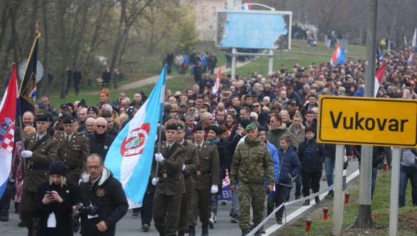 ХОС НАПРЕД, СРБИ СТОЈ! Црне заставе и усташка знамења доминирали овогодишњом колоном сећања у Вуковару ХОС НАПРЕД, СРБИ СТОЈ! Црне заставе и усташка знамења доминирали овогодишњом колоном сећања у Вуковару