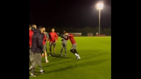 PA ŠTA AKO SI DEKIJEV SIN? Evo šta su reprezentativci Srbije uradili Filipu Stankoviću (VIDEO) PA ŠTA AKO SI DEKIJEV SIN? Evo šta su reprezentativci Srbije uradili Filipu Stankoviću (VIDEO)