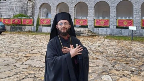 LAŽNI ALBANSKI SVEŠTENIK PROVOCIRA NA CETINJU: Pokazao dvoglavog orla i poručio - Crnogorska crkva je nezavisna od srpske demonske (FOTO) LAŽNI ALBANSKI SVEŠTENIK PROVOCIRA NA CETINJU: Pokazao dvoglavog orla i poručio - Crnogorska crkva je nezavisna od srpske demonske (FOTO)