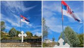 PONOSNO SE VIJORI: Vraćena srpska trobojka na spomenik kod Orahovca (FOTO/VIDEO) PONOSNO SE VIJORI: Vraćena srpska trobojka na spomenik kod Orahovca (FOTO/VIDEO)