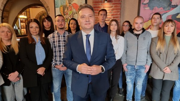 СРБИЈА НЕ СМЕ ДА СТАНЕ: Ђурићева и Јовановић раговарали са младима о развоју ИТ сектора СРБИЈА НЕ СМЕ ДА СТАНЕ: Ђурићева и Јовановић раговарали са младима о развоју ИТ сектора