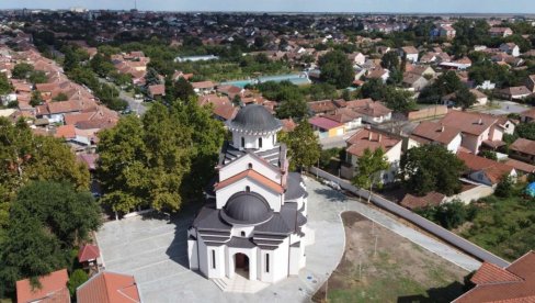 HRAM IZGRAĐEN IZ LJUBAVI: Kako je pre dve decenije u Kikindi podignuta crkva Svetih Kozme i Damjana (FOTO)