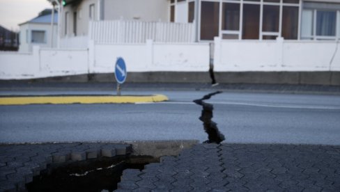 PUCA TLO I ŠIRE SE PROVALIJE IZ KOJIH KULJA DIM: Zemlja na Islandu se sprema za vulkansku erupciju (FOTO)