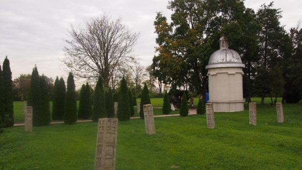 ДОЛИНА СМРТИ ЗА СРПСКЕ МУЧЕНИКЕ: Српска војничка гробља сведоци славе, жртве и херојства (5) ДОЛИНА СМРТИ ЗА СРПСКЕ МУЧЕНИКЕ: Српска војничка гробља сведоци славе, жртве и херојства (5)
