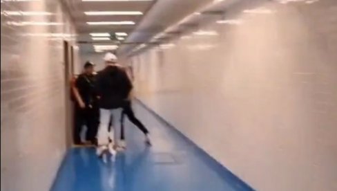 UHVAĆENI NA DELU! Skandal: Čelnici kluba hteli da provale u sobu sa VAR sudijama usred utakmice (VIDEO) UHVAĆENI NA DELU! Skandal: Čelnici kluba hteli da provale u sobu sa VAR sudijama usred utakmice (VIDEO)