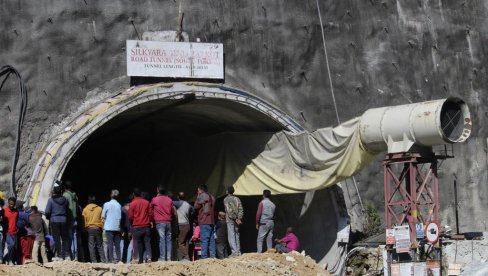 HRANU, VODU I KISEONIK DOBIJAJU KROZ CEV: Nastavlja se spasavanje radnika zatrpanih u tunelu u Indiji HRANU, VODU I KISEONIK DOBIJAJU KROZ CEV: Nastavlja se spasavanje radnika zatrpanih u tunelu u Indiji