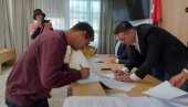 ПОМОЋ УГРОЖЕНИМ ПОРОДИЦАМА: Збрињавање избеглих и расељених лица у Врњачкој Бањи ПОМОЋ УГРОЖЕНИМ ПОРОДИЦАМА: Збрињавање избеглих и расељених лица у Врњачкој Бањи
