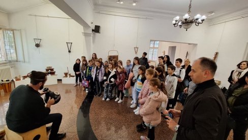 МУЗИЧКО ПУТОВАЊЕ СВЕТОМ: После изложбе, у Параћину концерт Звуци света“ (ФОТО) МУЗИЧКО ПУТОВАЊЕ СВЕТОМ: После изложбе, у Параћину концерт Звуци света“ (ФОТО)
