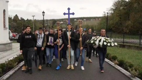 ĐACI U LITIJI: Srednjoškolci Gimnazije Patrijarh Pavle i istoimenog doma učenika posetili manastir Rakovica ĐACI U LITIJI: Srednjoškolci Gimnazije Patrijarh Pavle i istoimenog doma učenika posetili manastir Rakovica