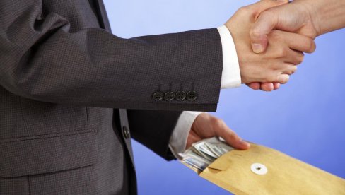 TURSKI MEDIJI TVRDI: Kijevska vlast prebacuje milione u Emirate TURSKI MEDIJI TVRDI: Kijevska vlast prebacuje milione u Emirate